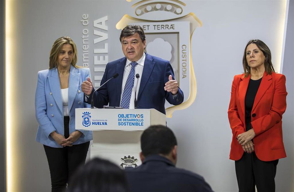 El alcalde de Huelva, Gabriel Cruz, en rueda de prensa.