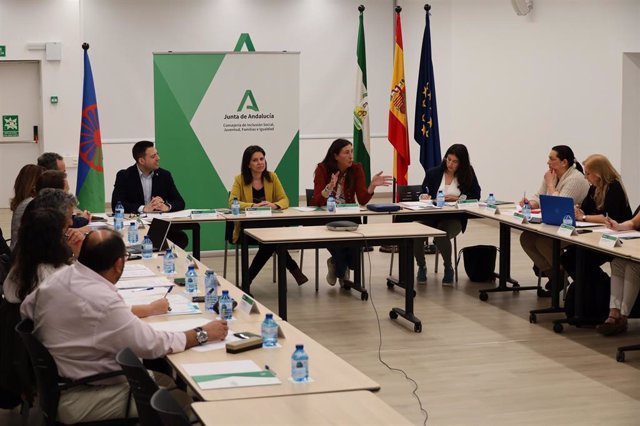 La consejera de Inclusión Social, Loles López, preside la primera sesión ordinaria del Consejo Andaluz del Pueblo Gitano.