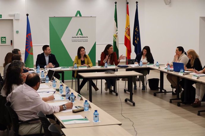 La consejera de Inclusión Social, Loles López, preside la primera sesión ordinaria del Consejo Andaluz del Pueblo Gitano.