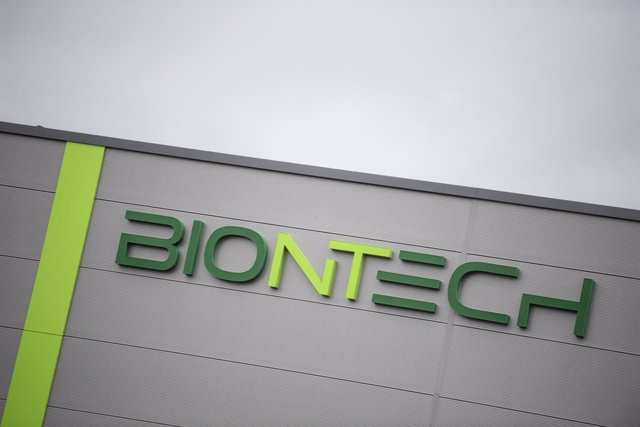 Archivo - FILED - 12 January 2021, Rhineland-Palatinate, Mainz: The logo and lettering of the Biontech company are on the facade of a new building in an industrial park in Mainz. The Mainz-based pharmaceutical company Biontech wants to set up a research a