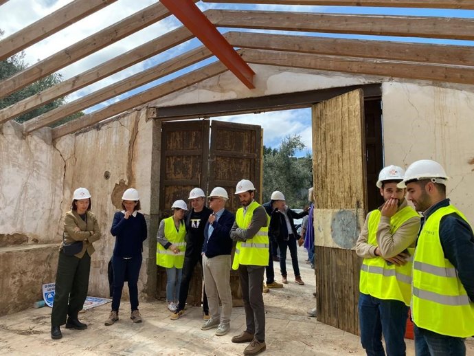 Visita de la directora general de Cultura, Catalina Solivellas, a las obras del Centro de Creación e Investigación Llucalcari
