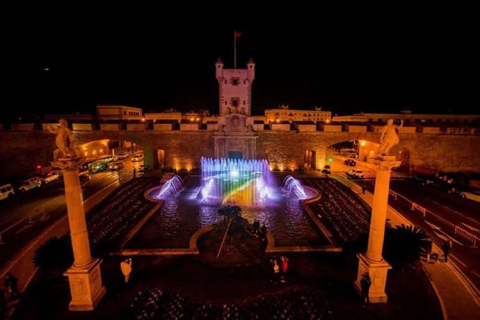 Espectáculo de agua y luces de la fuente de Puerta Tierras en Cádiz capital