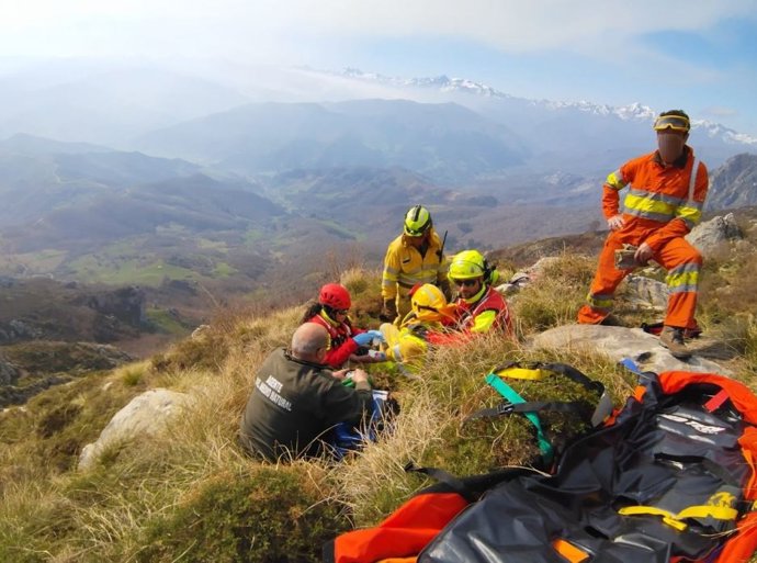 Momento del rescate en helicóptero del bombero herido.