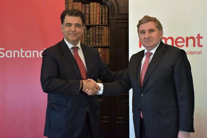 El secretari general de Foment del Treball, David Tornos, i el director d'Institucions Territorial Catalunya de Banc Sabadell, Xavier Cañadó