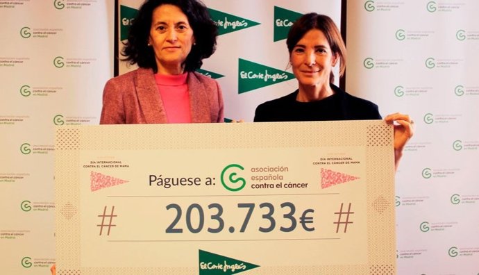 La presidenta de la AECC de Madrid, Laura Ruiz de Galarreta, y la directora de Comunicación Corporativa de El Corte Inglés, Ester Uriol, en la entrega del cheque.