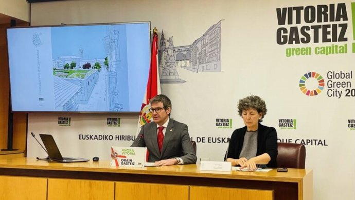 Urtaran y Oregi en la presentación de la propuesta verde para el Casco Medieval