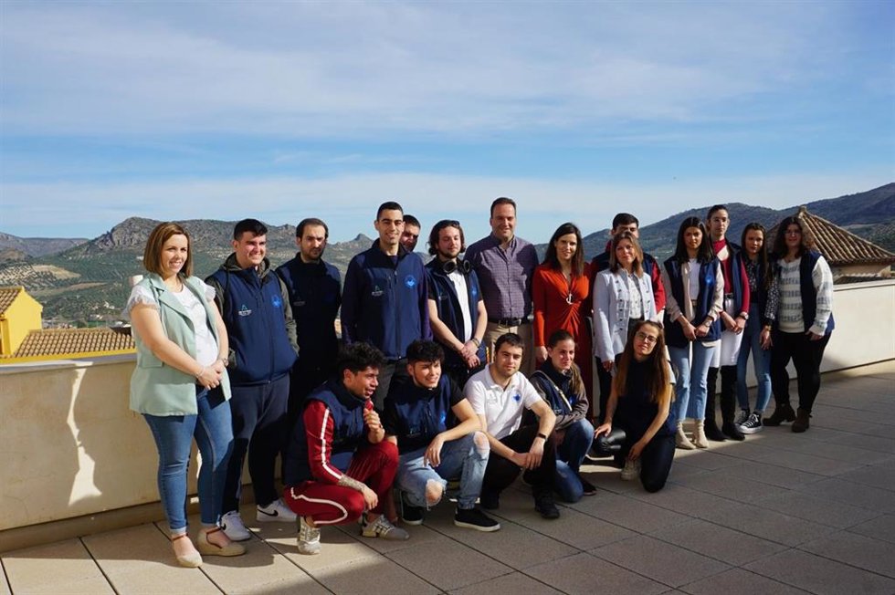 La delegada de Empleo, María Dolores Gálvez, y el alcalde de Priego de Córdoba, Juan Ramón Valdivia, junto a los participantes y personal técnico del proyecto.