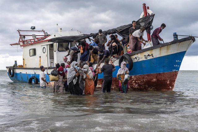 Archivo - Embarcación con refugiados rohingyas a su llegada a las costas de Indonesia
