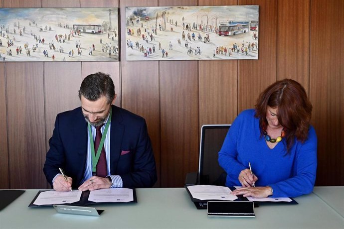 El jefe de servicios de asesoramiento del BEI, Hristo Stoykov, y la presidenta de TMB, Laia Bonet, firman un acuerdo de asesoramiento.