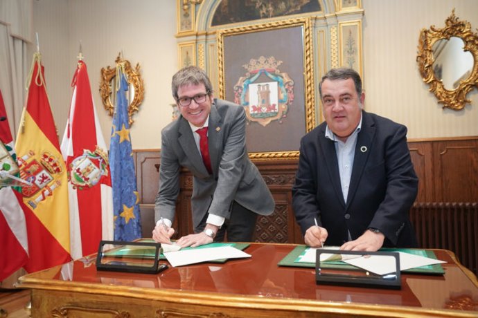 Urtaran y Gasco durante la firma del acuerdo