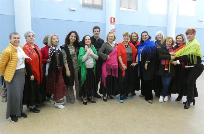 El candidato a la Alcaldía de Huelva y portavoz del Grupo Municipal de Ciudadanos (Cs) en el Ayuntamiento de la capital, Guillermo García de Longoria, reunidos con miembros de la Asociación de Vecinos Santa Gema.