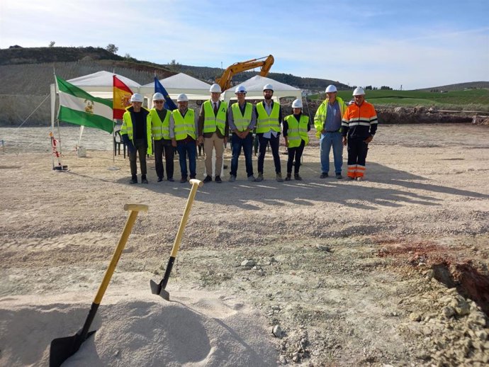 Acosta y Pedregosa (centro), en la colocación de la primera piedra de la EDAR de Valenzuela.