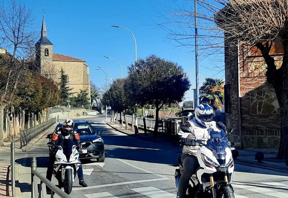 Moteros en ruta por Navalagamella.
