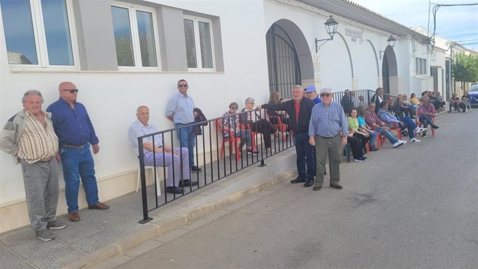 Vecinos de La Roda a las puertas del ambulatorio con motivo del encierro para exigir que se cubran las bajas de los médicos.