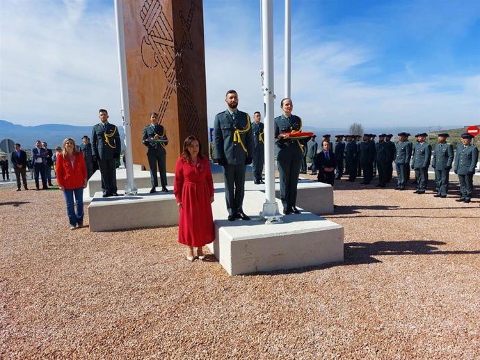 Izado de las banderas junto al monumento de la Guardia Civil