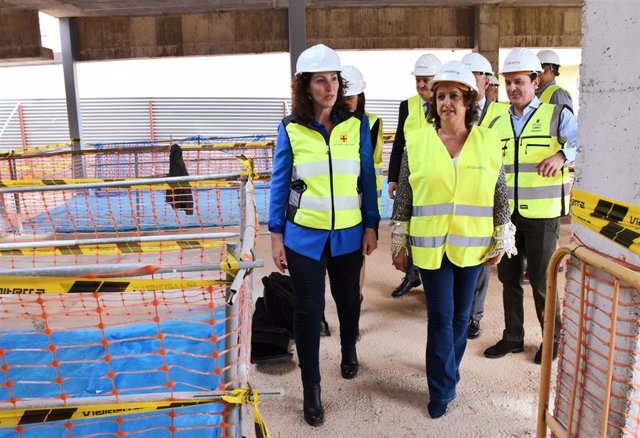 Catalina García visita las obras del centro de salud de Piedras Redondas, en Almería
