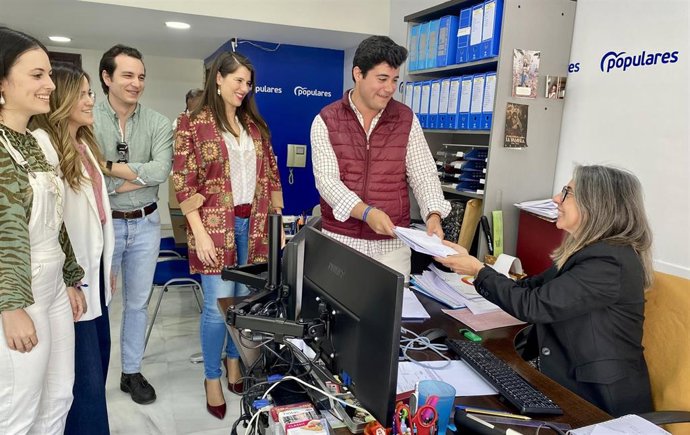 Ángel M. López Vílchez presenta su candidatura para presidir Nuevas Generaciones (NNGG) de Córdoba, junto a Araceli Cabello.