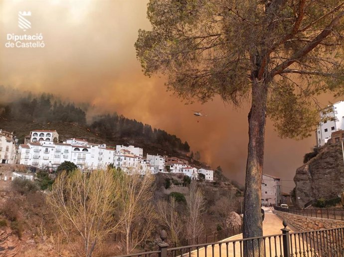 Imagen de Montán cercada por el fuego