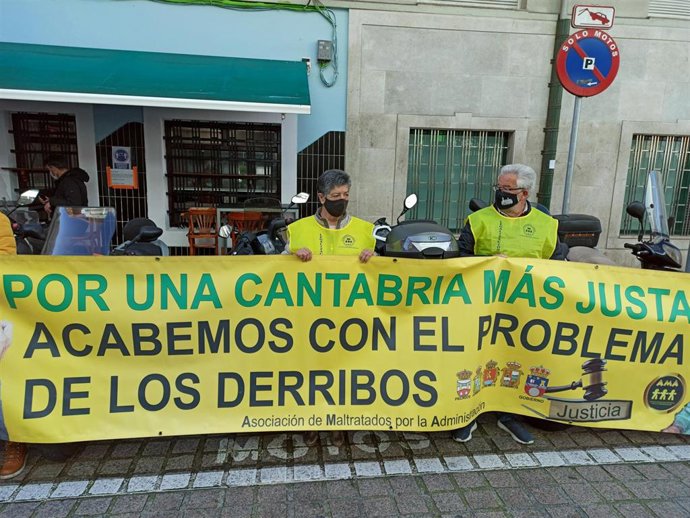 Archivo - Imagen de archivo de una concentracion de AMA ante la sede del Gobierno