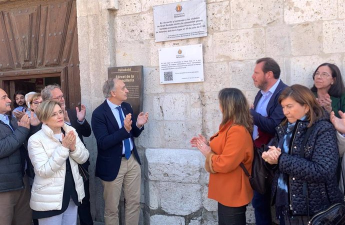 El alcalde de Valladolid y otros representantes municipales y sociales aplauden tras el descubrimiento de la placa que recuerda a las mujeres represaliadas en la Cárcel Vieja de Chancillería.