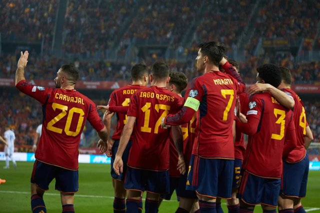 Los jugadores de la selección española celebran el gol de Dani Olmo ante Noruega en La Rosaleda 
