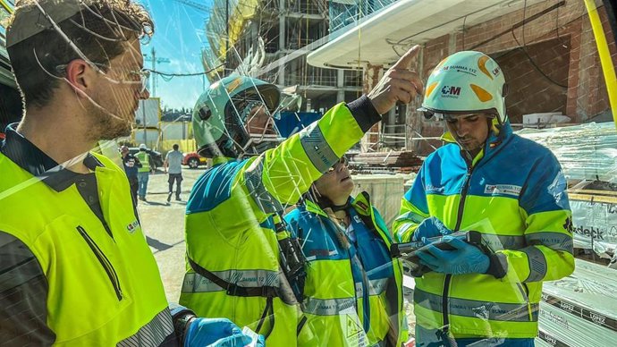 Efectivos de SUMMA 112 intervienen en la obra donde se ha producido el accidente laboral.