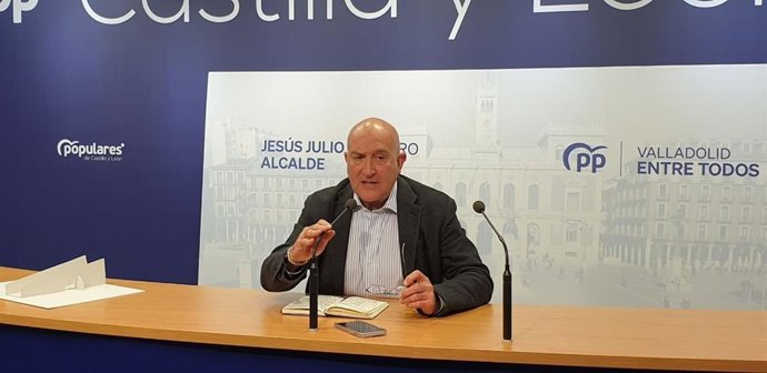 El candidato del Partido Popular al Ayuntamiento de Valladolid, Jesús Julio Carnero, durante una rueda de prensa ofrecida en la sede del partido en la capital vallisoletana