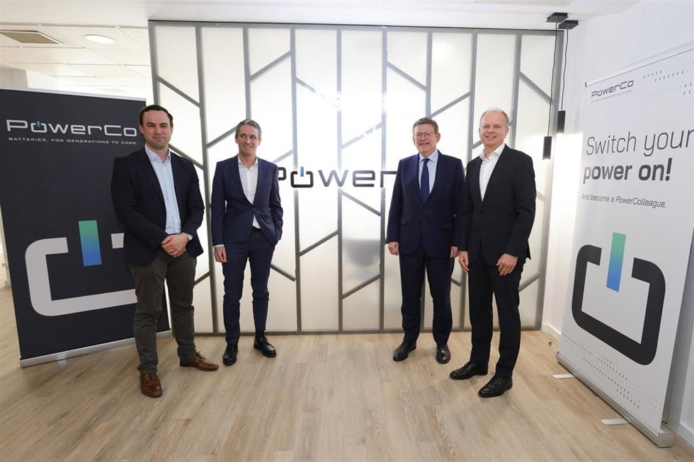 El CEO de PowerCo, Thomas Dahlem; el director financiero, Javier Rivera, y el director de RRHH, Alexander Dittrich, se reúnen con el presidente de la Generalitat, Ximo Puig, en las oficinas que la filial de Volkswagen