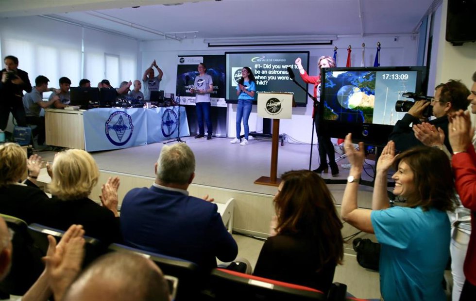 Alumnos del IES Valle de Camargo durante la conexión con la Estacion Espacial Internacional
