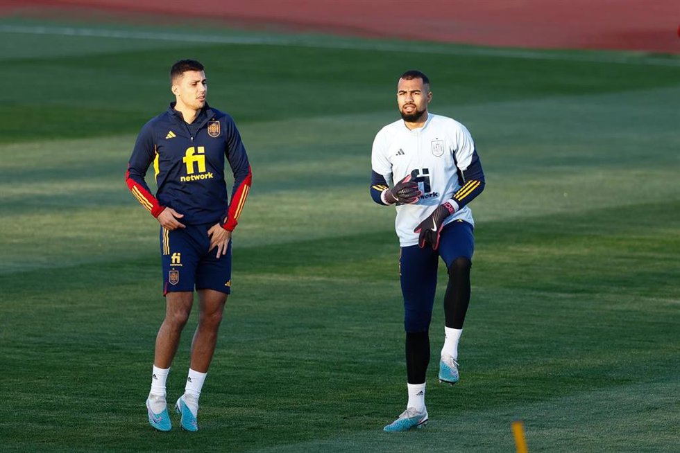 Rodri Hernández junto a Robert Sánchez durante un entrenamiento de la selección española