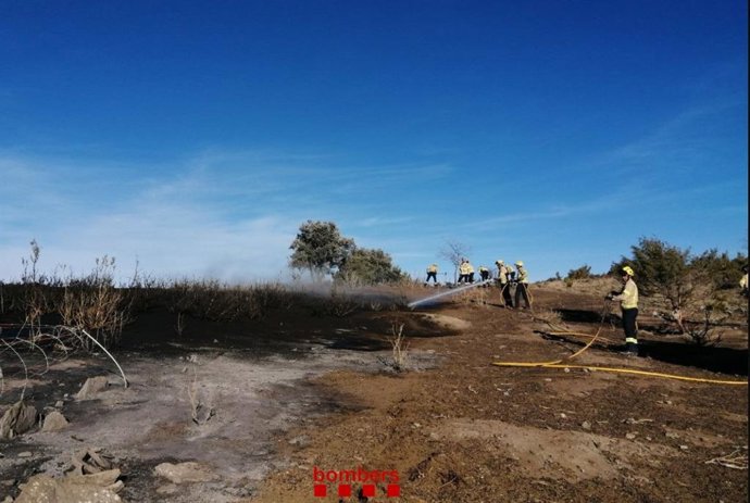 Los Bombers interviniendo en el incendio en Claramunt (Lleida)