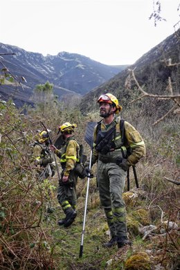 Varios bomberos de las Brigadas de Refuerzo en Incendios Forestales (BRIF) de Cantabria trabajan en las labores de extinción de un incendio forestal en el valle de Ardisana, a 10 de marzo de 2023, en Llano, Asturias (España). 