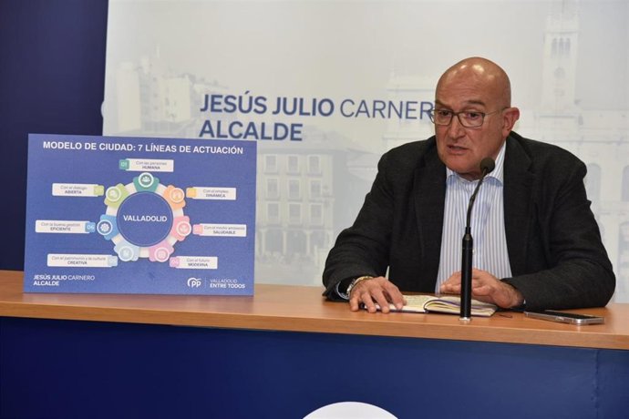 El candidato del Partido Popular a la Alcaldía de Valladolid, Jesús Julio Carnero, durante una rueda de prensa ofrecida este lunes en la capital vallisoletana