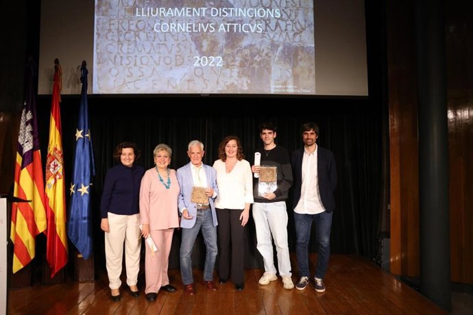 El Govern entrega el premio Cornelius Atticus a Guadalupe Benavides a título póstumo y a Emilio de la Cámara.