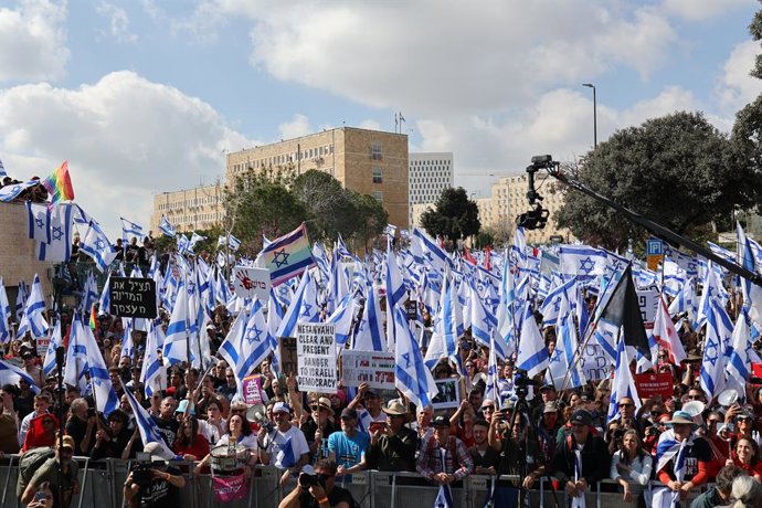 27 March 2023, Israel, Jerusalem: Demonstrators hold Israeli flags during a protest in Jerusalem, as part of a national wide strike against Juridical reform of the Israeli right wing government. Photo: Ilia Yefimovich/dpa