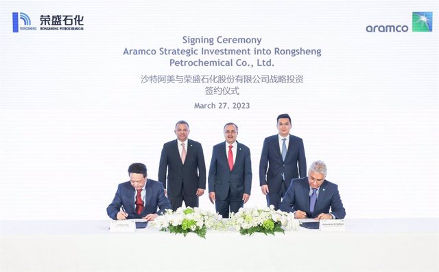 Amin H. Nasser, Aramco President & CEO (center), attends the signing ceremony for Aramco’s acquisition of a 10% interest in Rongsheng Petrochemical Co. Ltd. Mohammed Y. Al Qahtani, Aramco Executive Vice President of Downstream (sitting right), and Li Shui