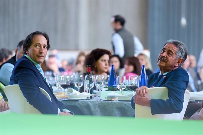 El presidente de Cantabria, Miguel Ángel Revilla y el exconsejero de Obras Públicas, José Luis Gochicoa, durante la comida homenaje que el PRC hizo a Gochicoa tara su dimisión