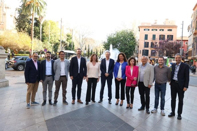 El expresidente del Gobierno, José Luís Rodríguez Zapatero, con Armengol y otros dirigentes socialistas.