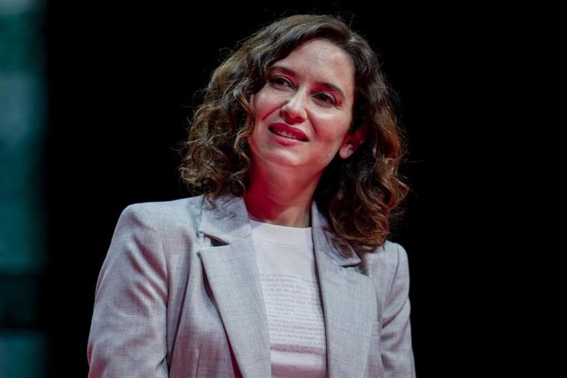 La presidenta de la Comunidad de Madrid, Isabel Díaz Ayuso, entrega el premio a la Federación Madrileña de Fútbol Americano durante la Gala del Deporte 2023, en el WiZink Center, a 27 de marzo de 2023, en Madrid (España).