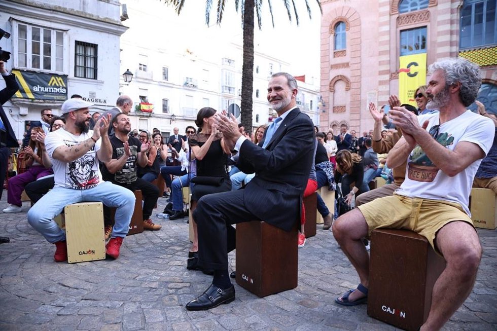 Los Reyes paricipan en una cajoneada en el Congreso de la Lengua