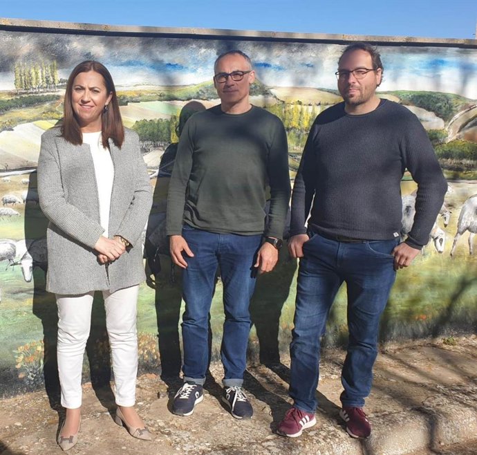 La delegada del Gobierno en Castilla y León, Virginia Barcones, en su visita a Arenillas (Soria).