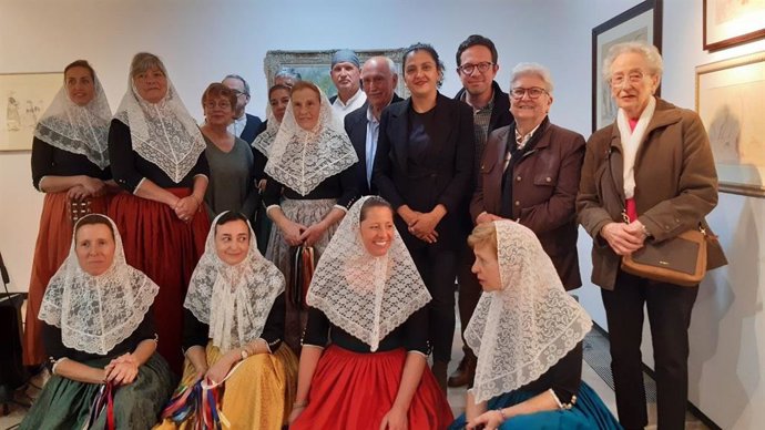 Una delegación de Valldemossa visita en Palma la exposición 'Collidores d'oliva'.