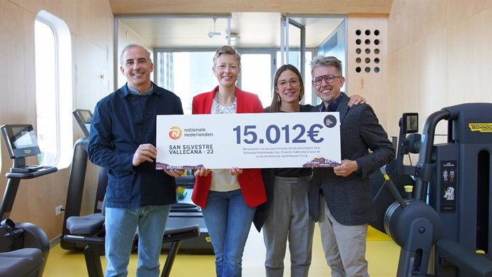 Foto de la entrega del cheque a la Fundación Unoentrecienmil por parte de la Nationale-Nederlanden San Silvestre