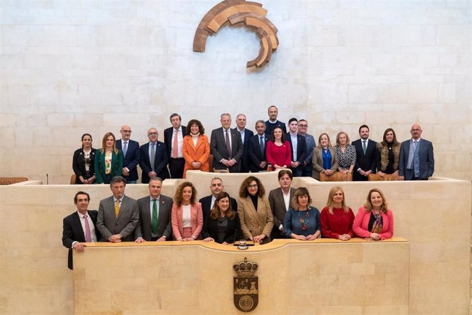 Foto de despedida de la legislatura en el último Pleno en el Parlamento de Cantabria