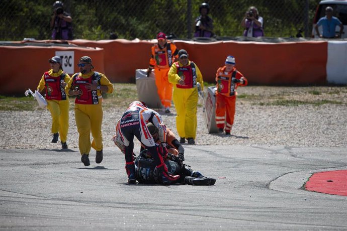 Marc Márquez se preocupa por el estado de Miguel Oliveira tras la caída de ambos en el Gran Premio de Portugal 2023