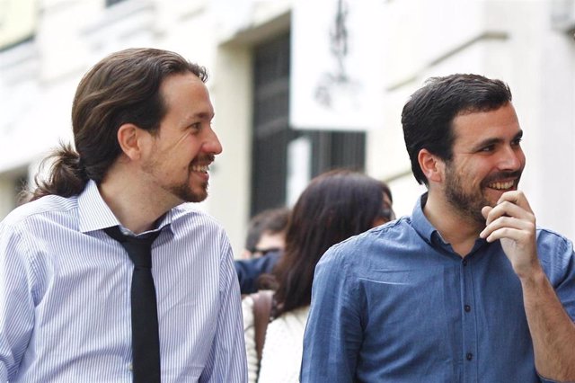 Archivo - El secretario general de Podemos, Pablo Iglesias, y el coordinador federal de Izquierda Unida (IU), Alberto Garzón.