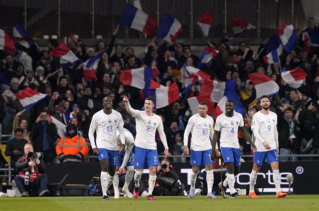 27 March 2023, Ireland, Dublin: France's Benjamin Pavard celebrates scoring his side's first goal with team-mates during the UEFA Euro 2024 European Qualifiers Group B soccer match between Ireland and France at the Aviva Stadium. Photo: Niall Carson/PA Wi