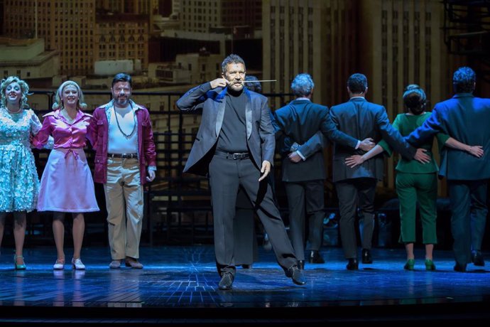 Archivo - El actor Antonio Banderas junto al elenco del musical durante el pase gráfico de 'Company' en el Universal Music Hotel Teatro Albéniz , a 11 de noviembre de 2022, en Madrid (España).