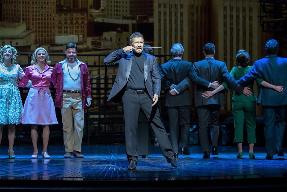 Archivo - El actor Antonio Banderas junto al elenco del musical durante el pase gráfico de 'Company' en el Universal Music Hotel Teatro Albéniz , a 11 de noviembre de 2022, en Madrid (España).