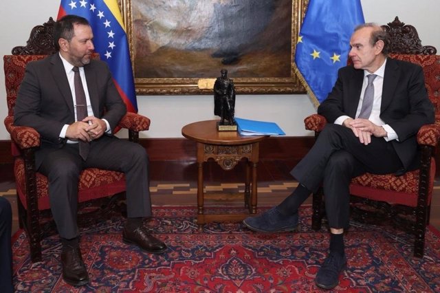 El ministro de Exteriores de Venezuela, Yván Gil, con el subsecretario de Exteriores de la Unión Europea, Enrique Mora